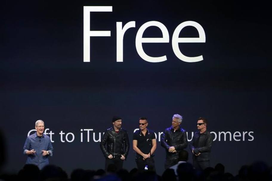 Il ceo di Apple, Tim Cook, sul palco insieme alla band irlandese U2, ospite a Cupertino per la presentazione di iPhone 6 e Apple Watch (Reuters)